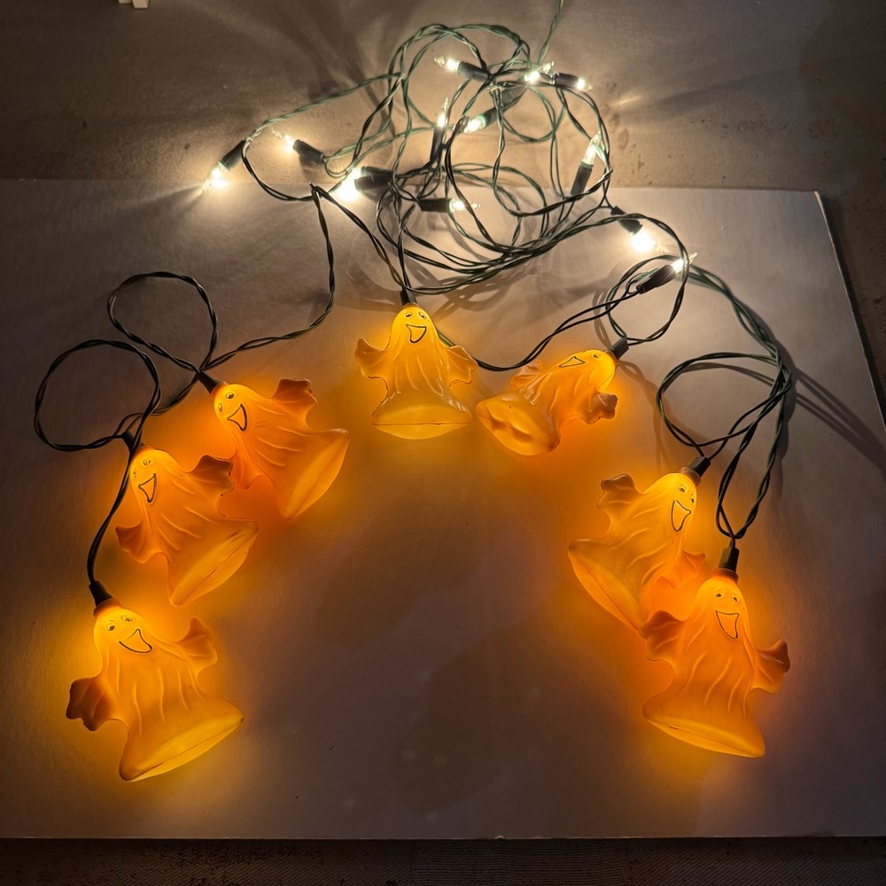 Vintage Halloween Blow Mold 7 Ghosts String Lights Cute Spooky Yellow 3.5”